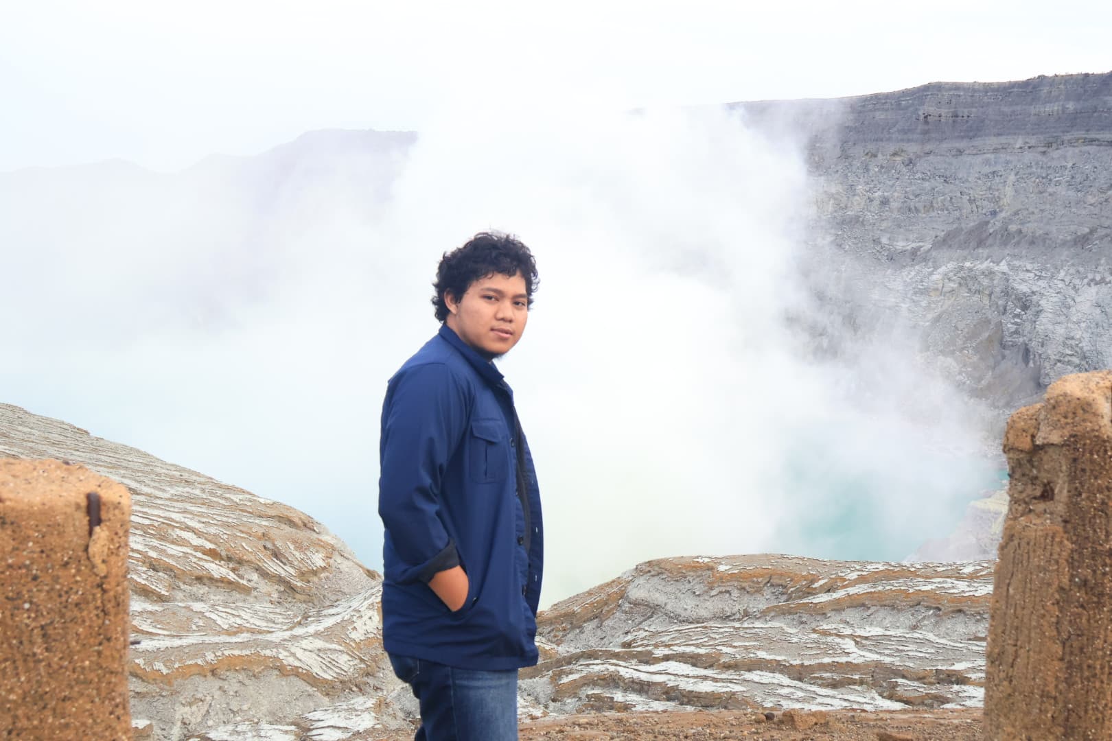 Danau kawah Ijen berwarna toska dilihat dari bibir kawah saat matahari terbit